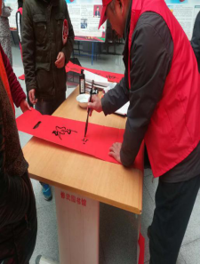 修武县图书馆举办2019年义写春联活动(2)352